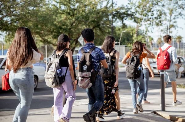 alumnos en camino a su transporte estudiantil