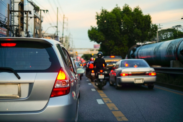 autos en tráfico