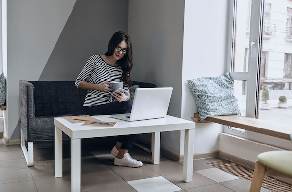 mujer de recursos humanos en su laptop