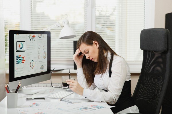 Mujer de negocios cansada