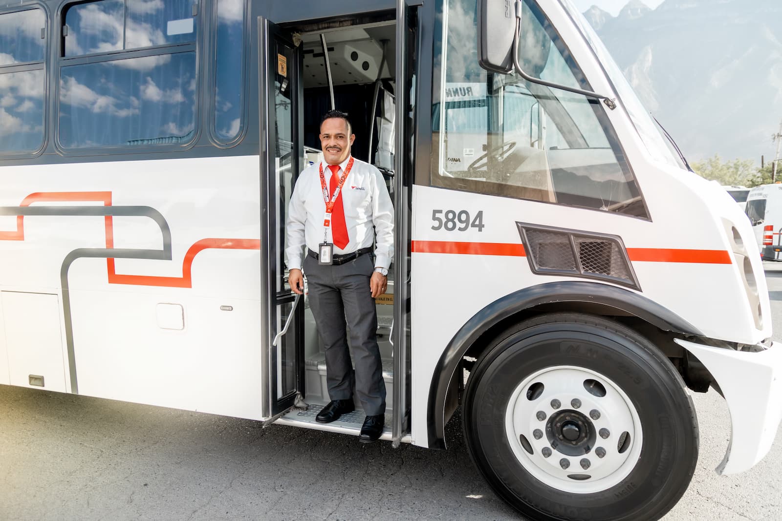 Chofer vs. operador de transporte de personal: ¿cuál es la diferencia?