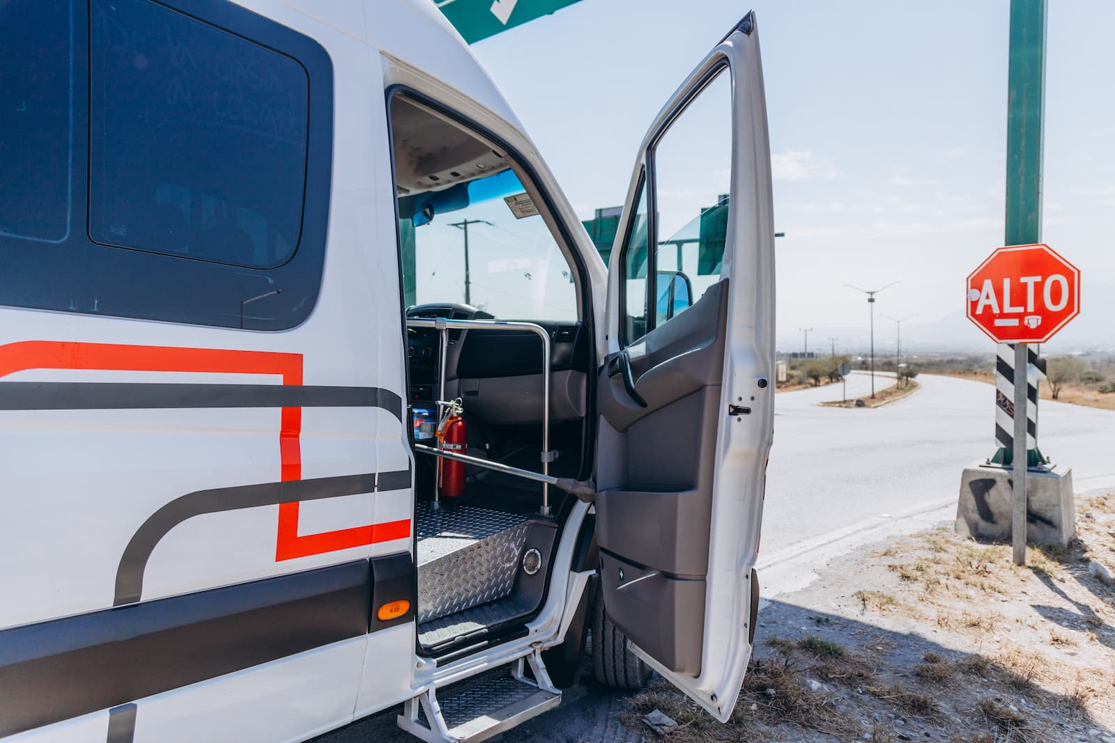 Cómo el transporte de personal mejora la calidad de vida laboral 